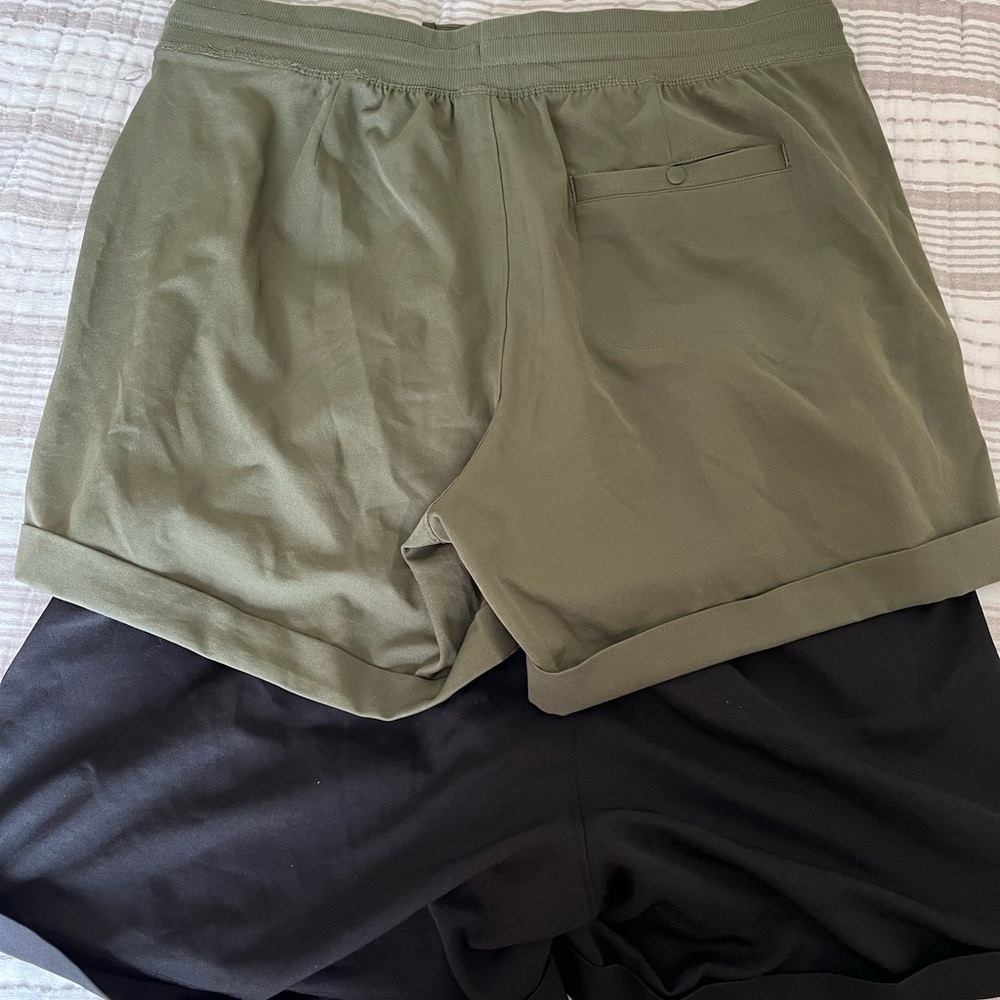 Old Navy Green and Black Athletic Shorts Lightweight Stretchy Fit - Picture 2 of 4